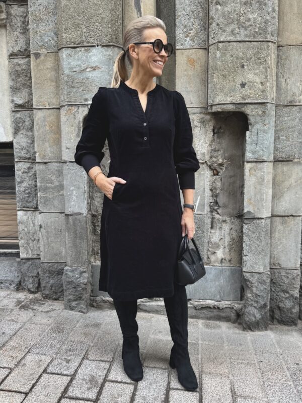 Rhaena samettimekko; musta