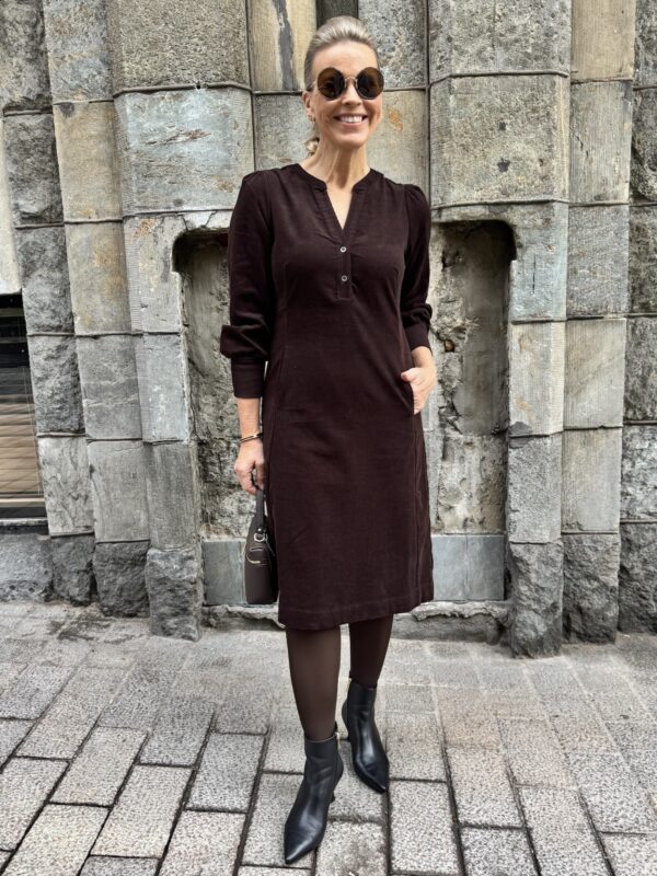 Rhaena samettimekko; tummanruskea