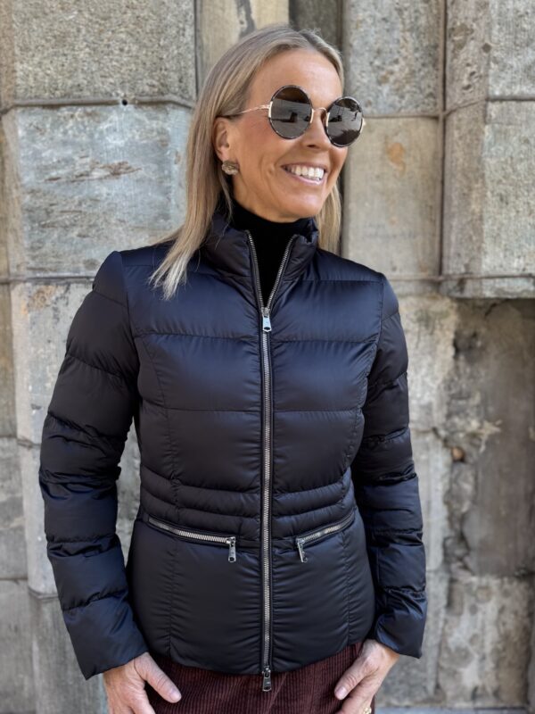 Loredana kevytvanutakki; musta