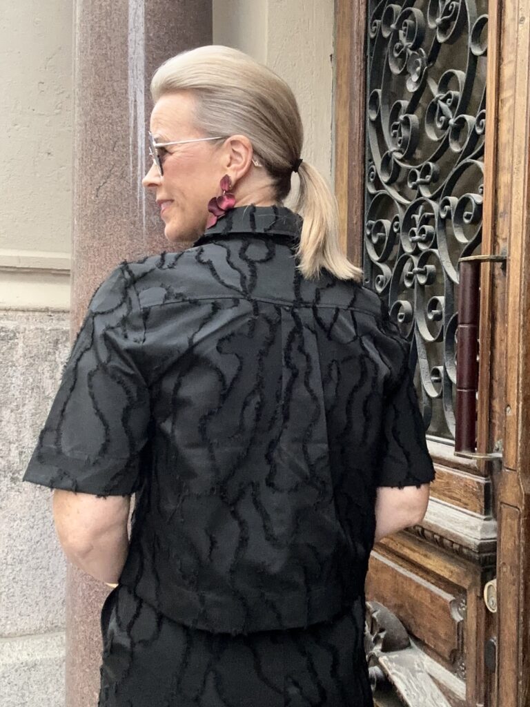Nadina laatikkomainen paitajakku; musta - Image 3