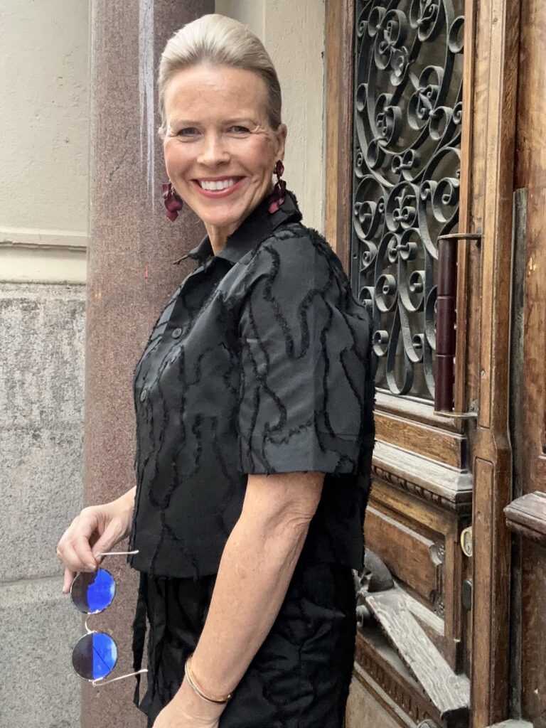 Nadina laatikkomainen paitajakku; musta - Image 4
