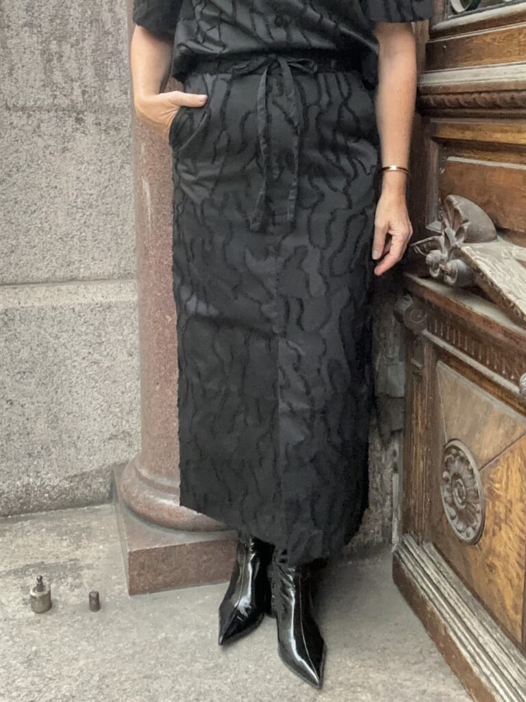 Nadina midihame; musta
