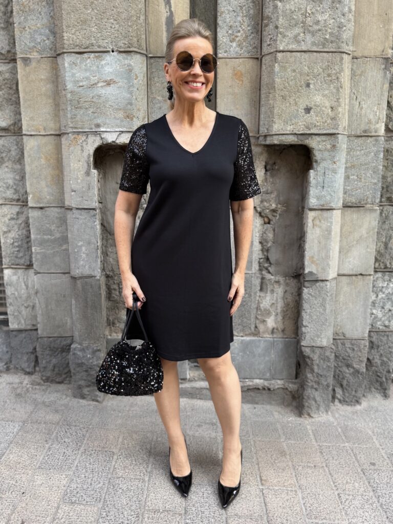 Chabrina mekko paljetti hihoilla; musta