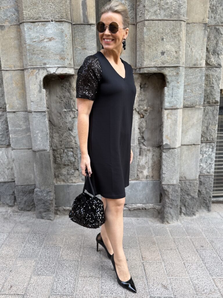 Chabrina mekko paljetti hihoilla; musta - Image 4