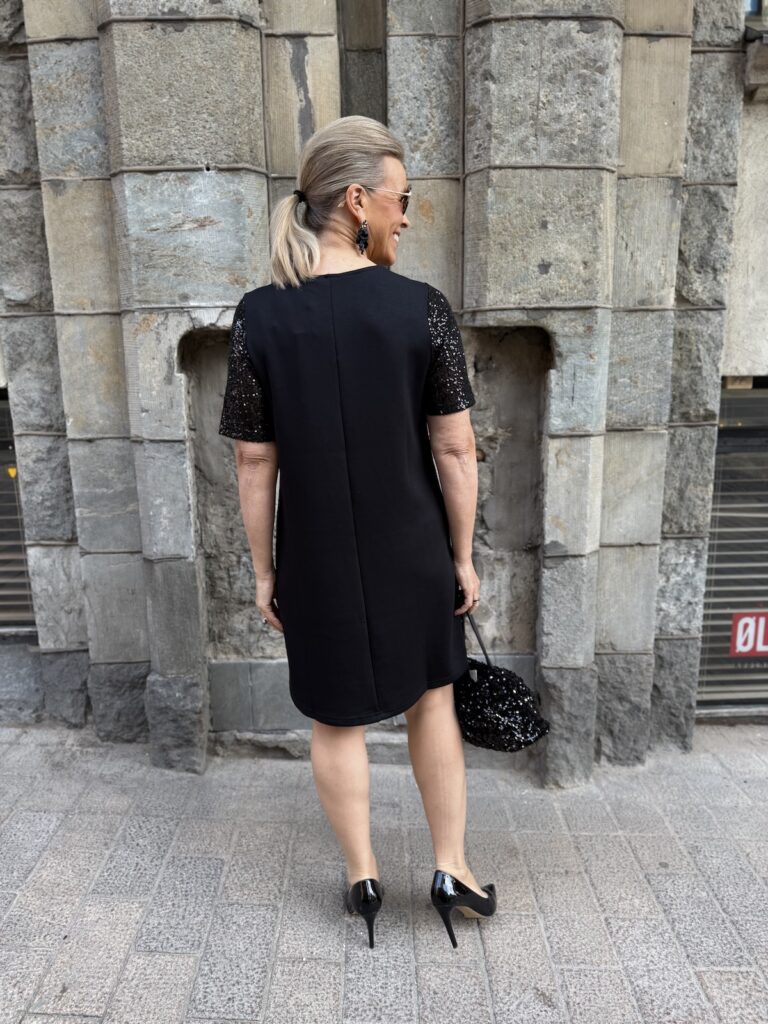 Chabrina mekko paljetti hihoilla; musta - Image 6