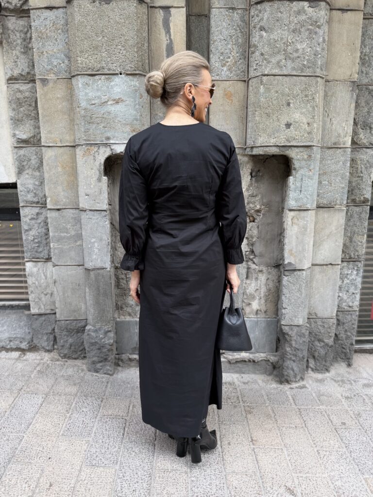 Olana Antoinett midimekko V-aukolla; musta - Image 5