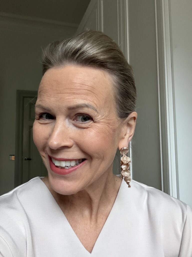 Leaf earrings mini 1750; nougat - Image 3