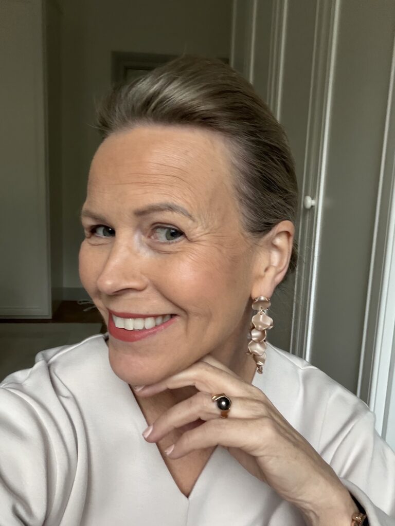 Leaf earrings mini 1750; nougat - Image 2
