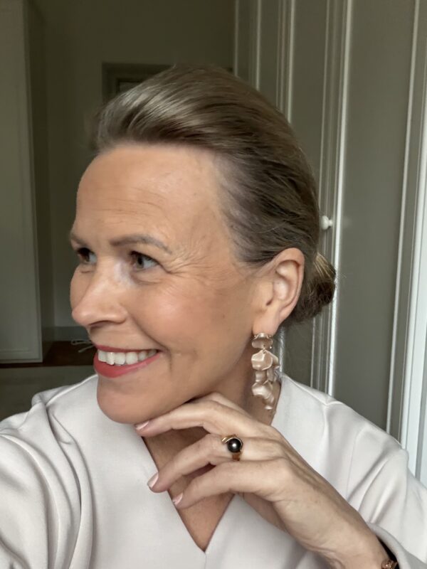 Leaf earrings mini 1750; nougat