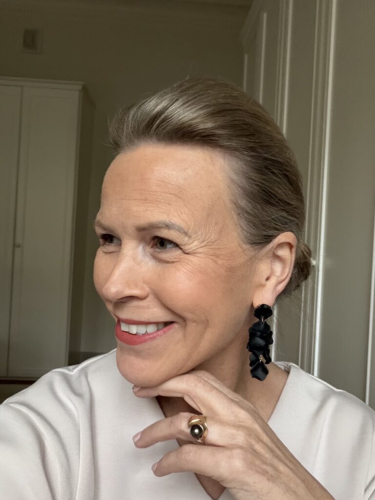 Leaf earrings mini 1789; musta - Image 2