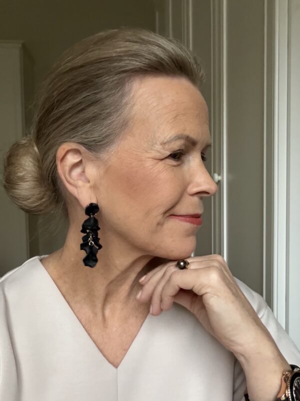Leaf earrings mini 1789; musta