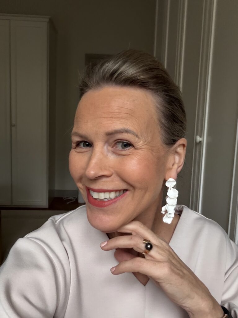 Leaf earrings mini 1751; matta vitivalkoinen - Image 2