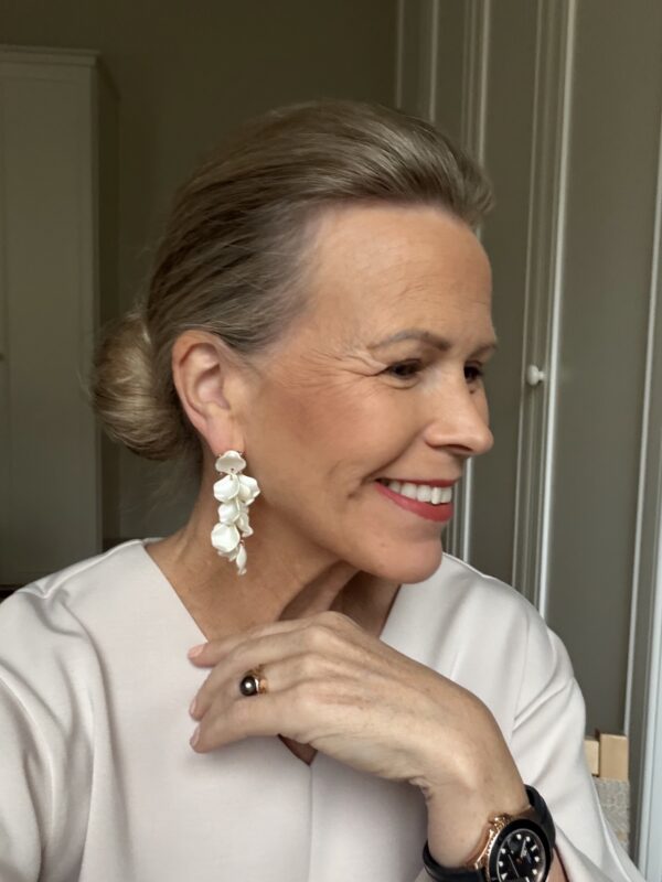 Leaf earrings mini 1751; matta vitivalkoinen