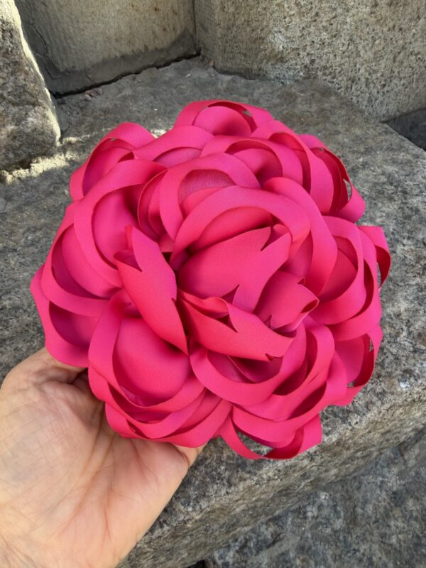 Iso kukka rintaan/hiuksiin; pinkki