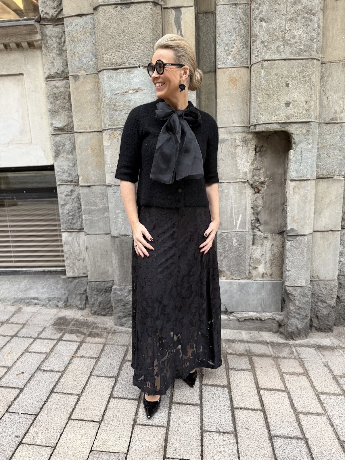 Valentina neuletakki sifonkirusetilla; musta - Image 8