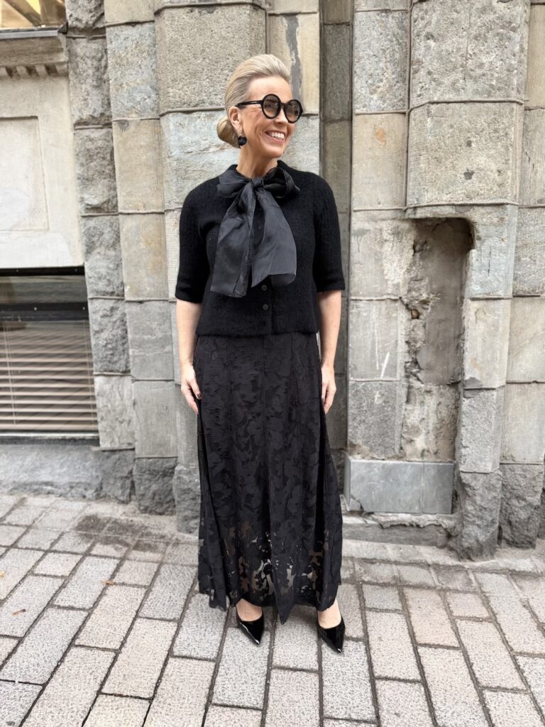 Valentina neuletakki sifonkirusetilla; musta - Image 7
