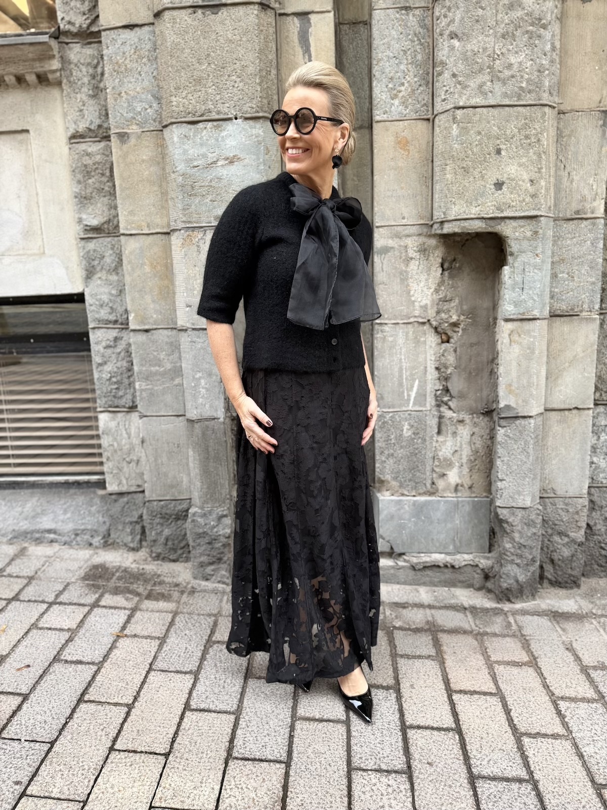 Valentina neuletakki sifonkirusetilla; musta - Image 6