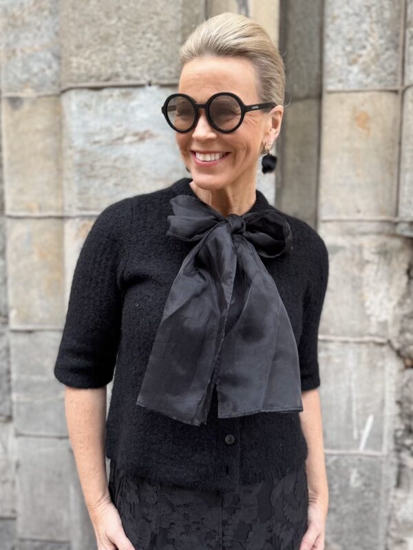 Valentina neuletakki sifonkirusetilla; musta