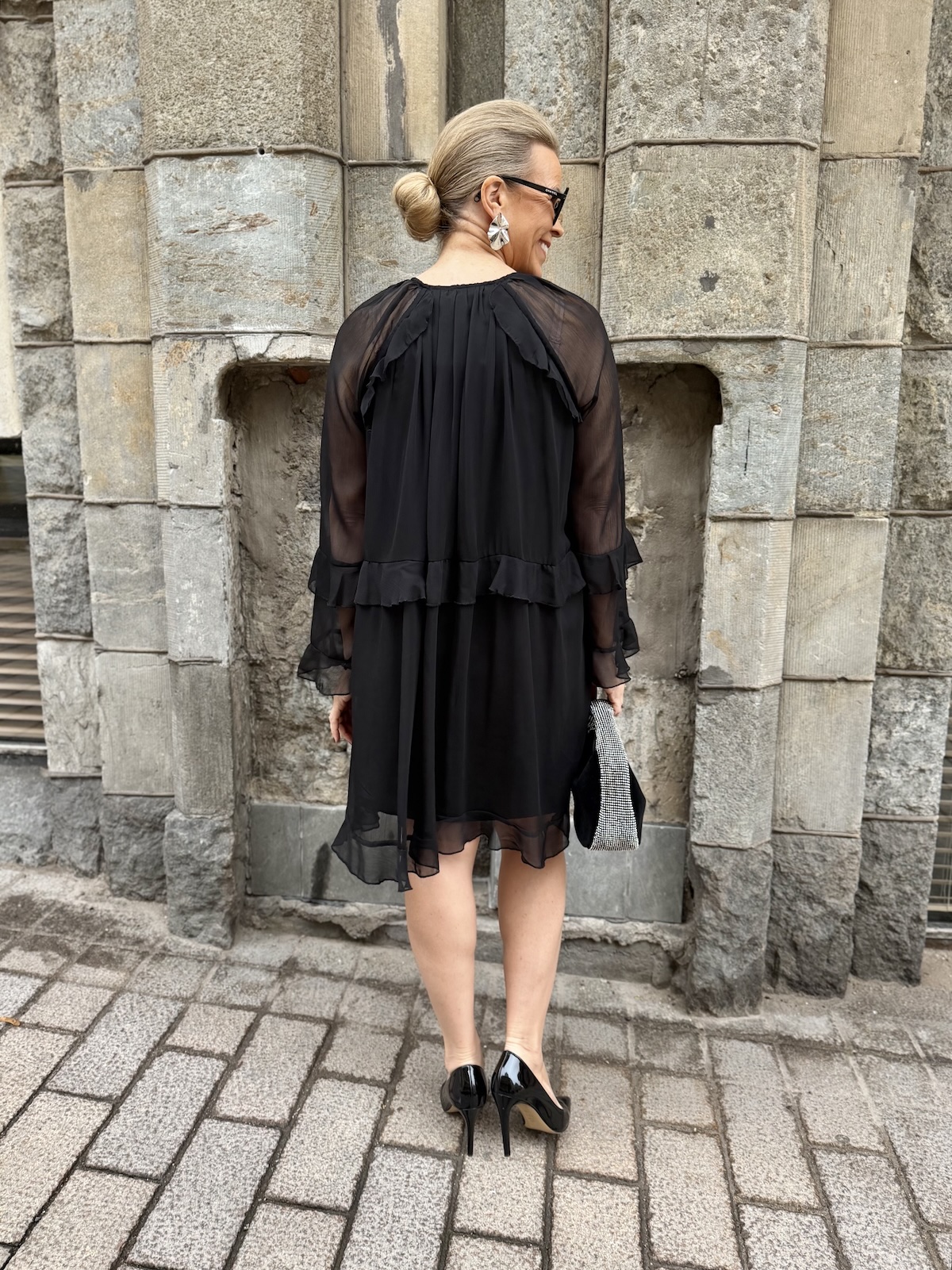 Harietta polvimittainen frillamekko; musta - Image 8
