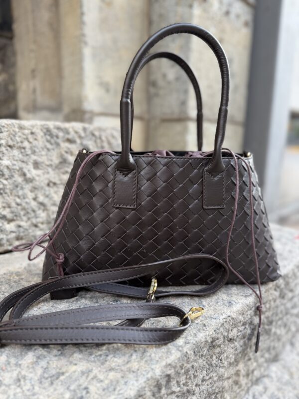 Punottu nahkalaukku; tummanruskea