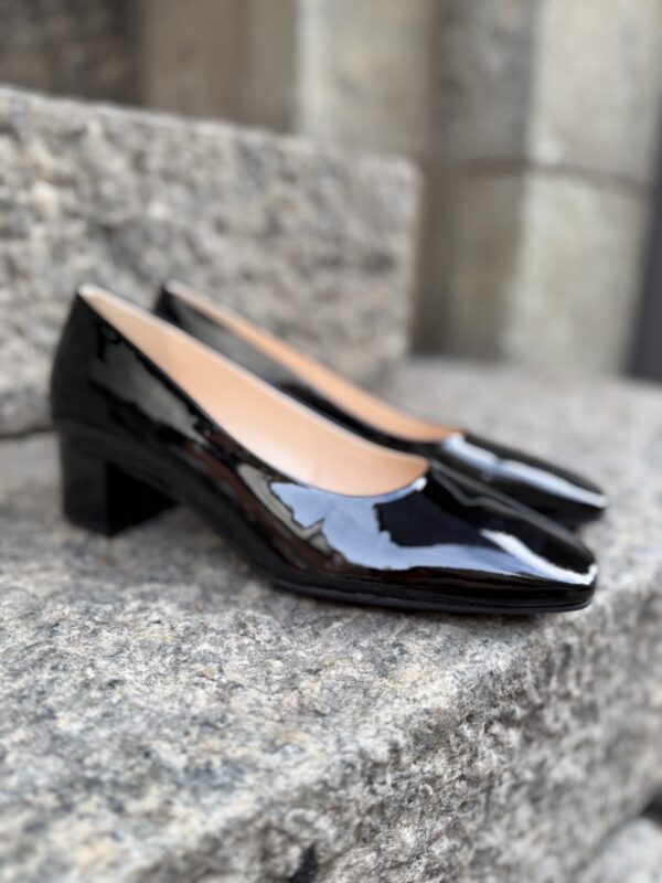 Laura kiiltonahka avokkaat; musta