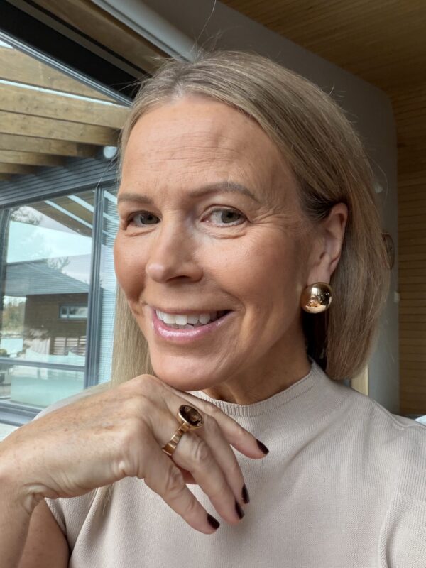 Isot puolipallo korvakorut 1028; kulta