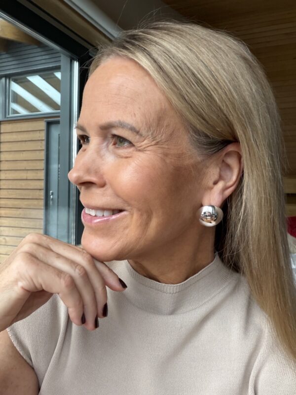 Isot puolipallo korvakorut 1029; hopea