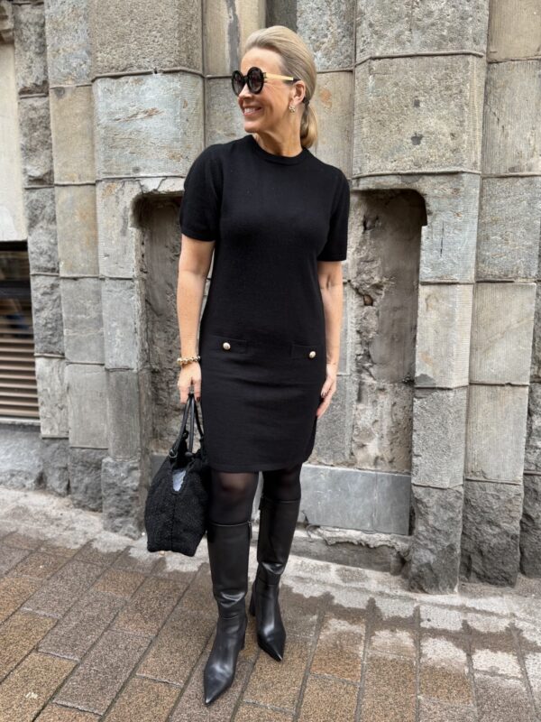 Monti neulemekko napeilla; musta