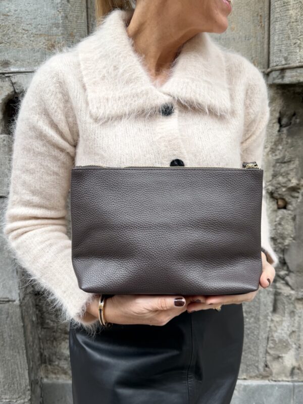 Iso nahkapussukka; tummanruskea