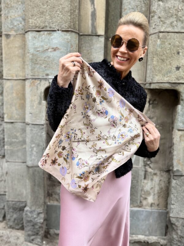 Kukallinen silkkihuivi; beige