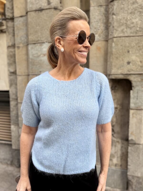 Cemille lyhythihainen neule; vaaleansininen meleerattu