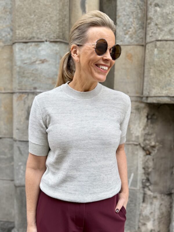 Naasu neule; vaaleanharmaa melerattu