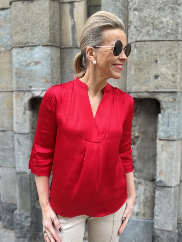 Asja paita V-aukolla; punainen