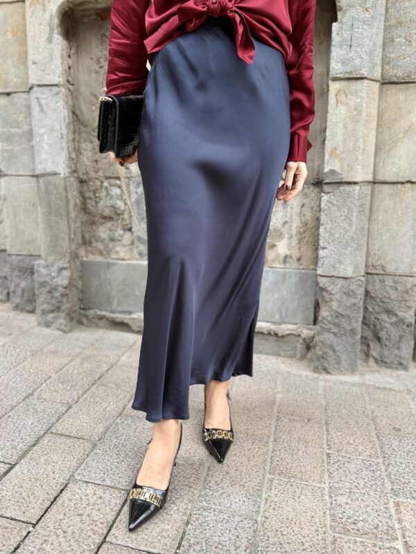 Laurina satiininen midihame; tummansininen