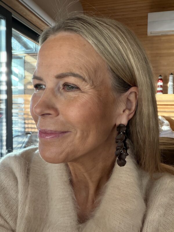 Leaf earrings mini 2007; tummanruskea