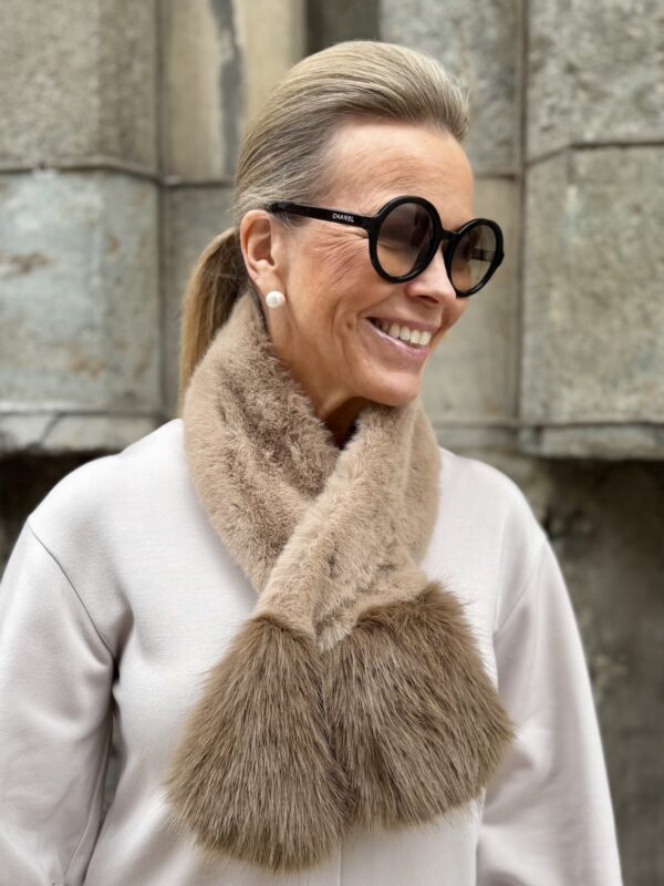 Lövenich tekoturkiskaulus; beige