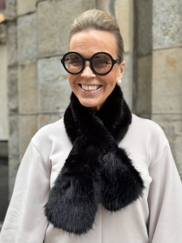 Lövenich tekoturkiskaulus; musta