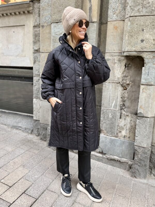 Karmel tikkitakki polveen; musta