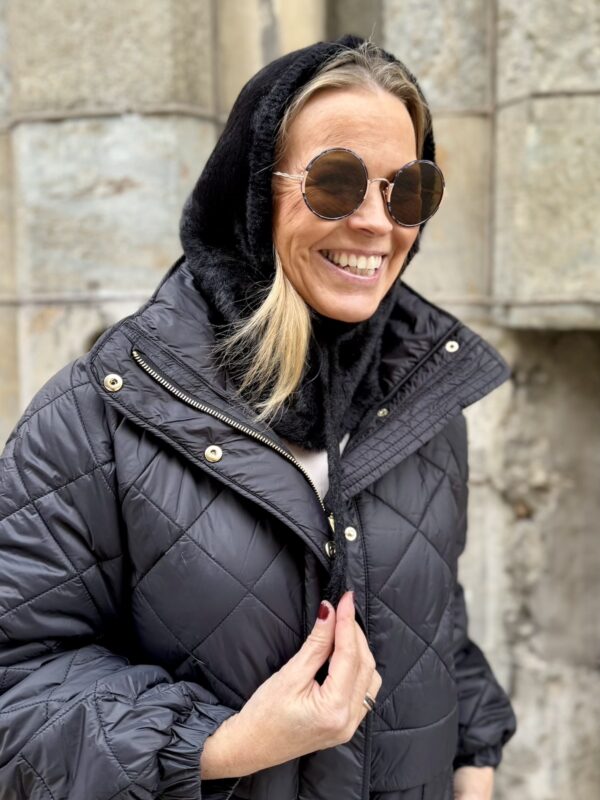 Lövenich pörröhuppu; musta