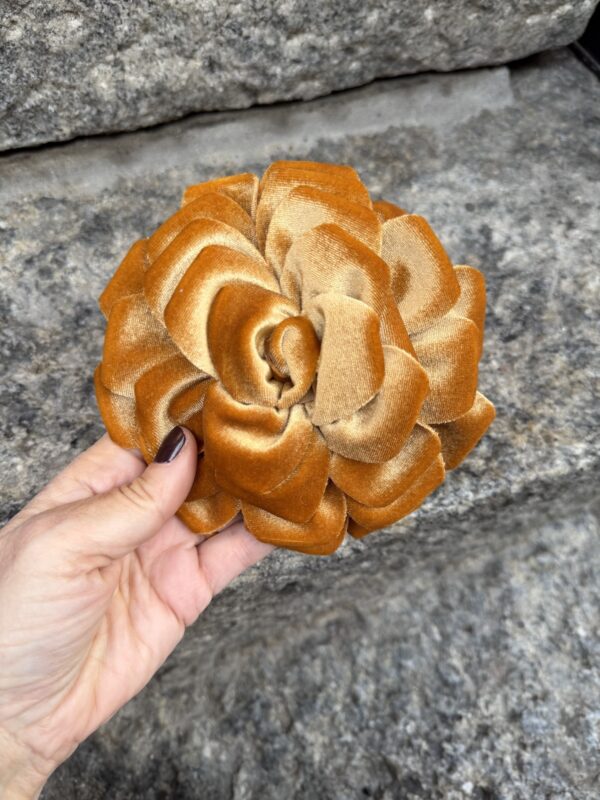 Samettiruusu rintaan/hiuksiin; konjakki