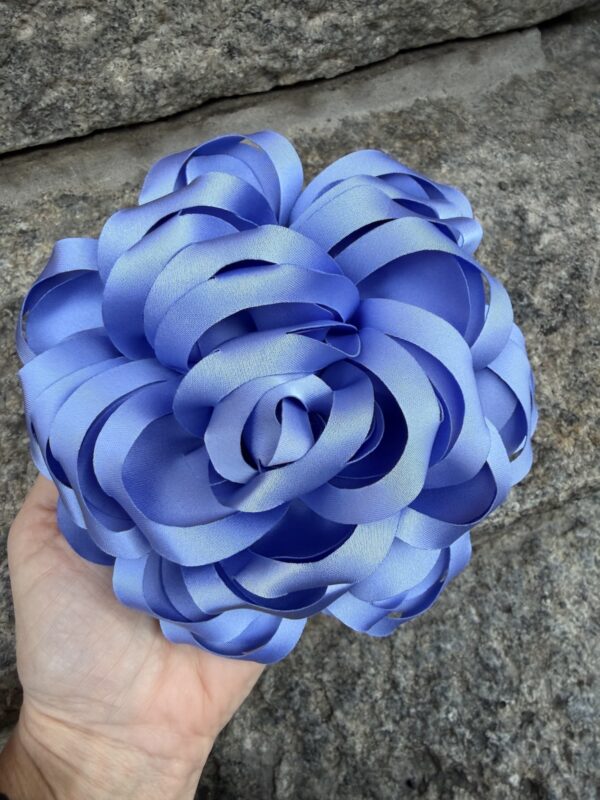 Iso kukka rintaan/hiuksiin; vaaleansininen