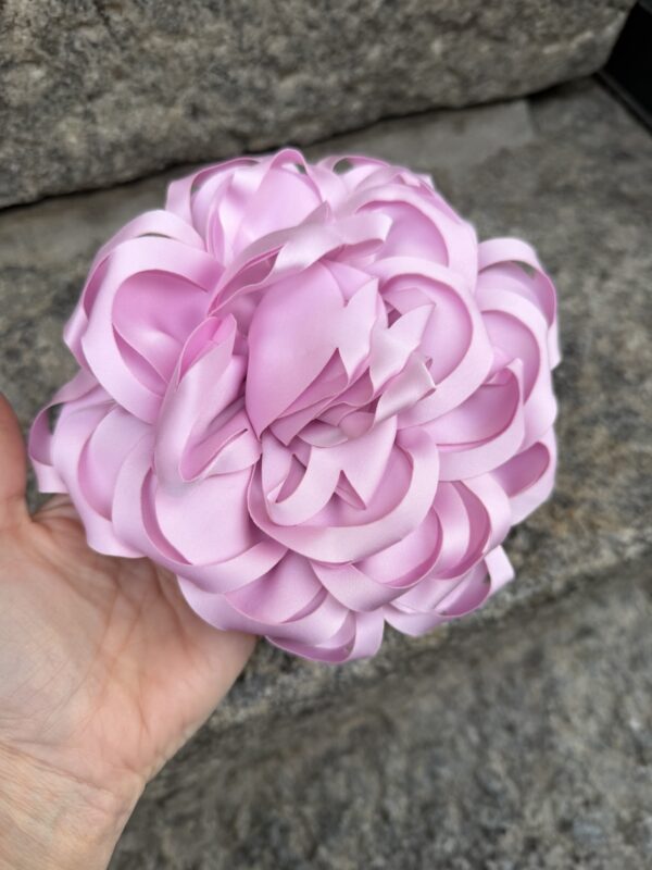 Iso kukka rintaan/hiuksiin; vaaleanpunainen