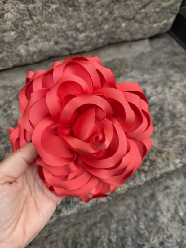 Iso kukka rintaan/hiuksiin; koralli