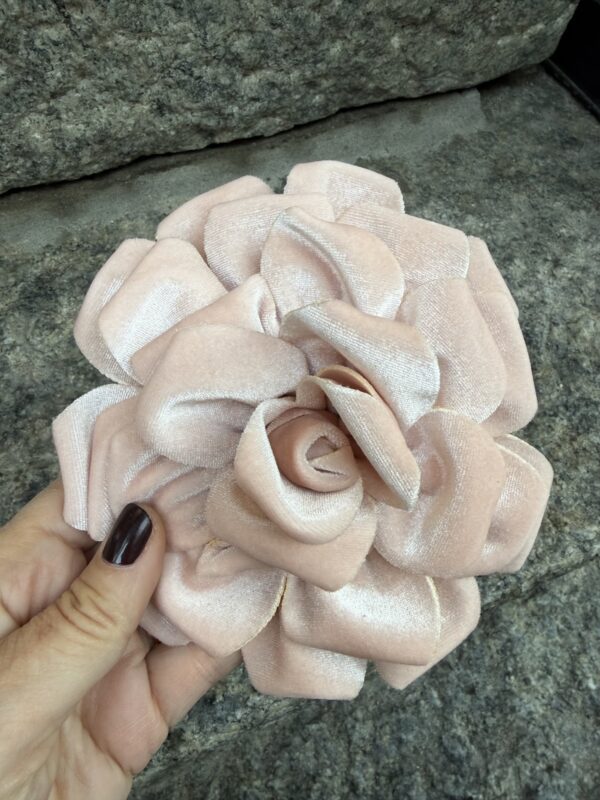 Samettiruusu rintaan/hiuksiin; hailakka rosa