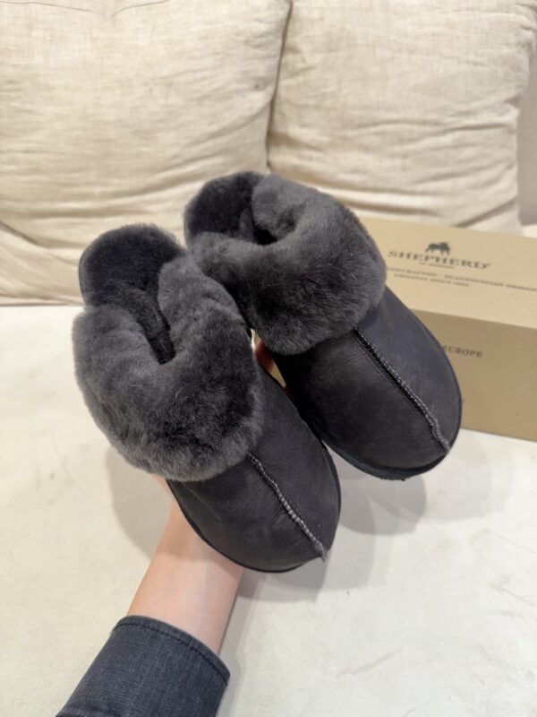 Jessica tossut; matta mustat