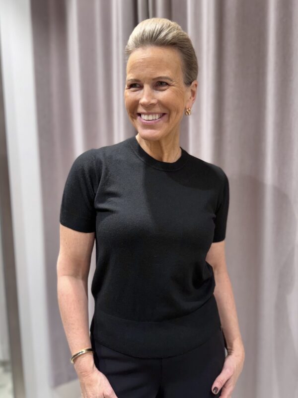 Kellsie lyhythihainen neule; musta