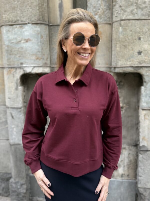 Satya paita kauluksilla; viininpunainen