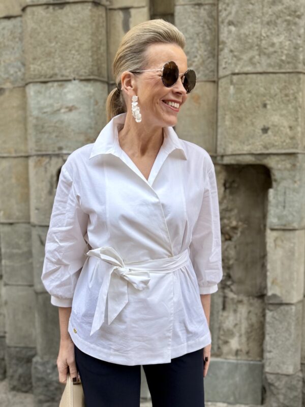 Mara paitapusero vyöllä; valkoinen