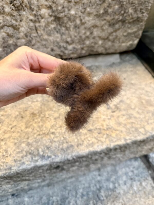 Anais tekoturkis hiusklipsi; ruskea