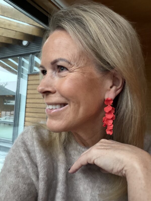 Leaf earrings mini 2046; fresh red